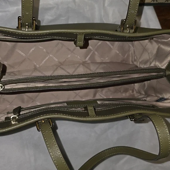 Michael Kors Jet Set Bag And Wallets - Picture 4 of 9